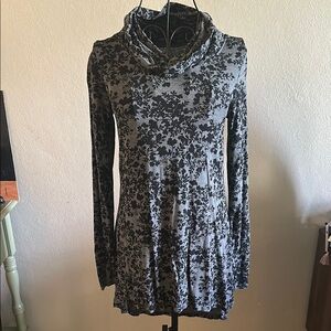 Gray Floral Cuddl Duds Softwear High Low Tunic. NWOT!